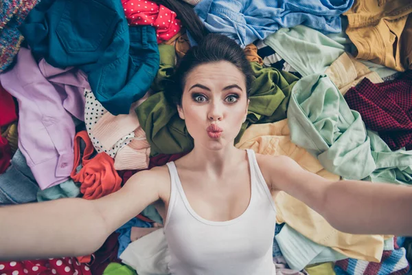 Ângulo alto acima vista foto da linda senhora casa primavera limpeza casa deitado muitas roupas empilhar chão preparado material desarrumado lavagem fazer selfies mostrar seguidores suas coisas enviar beijo dentro de casa — Fotografia de Stock