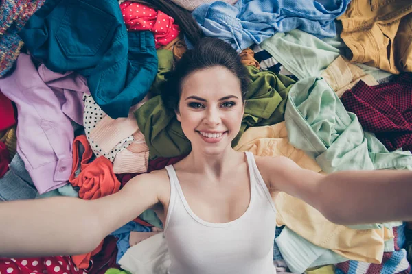 Alto ángulo por encima de la vista de cerca de la foto de la señora bonita casa de limpieza de primavera de la casa acostado muchas prendas de vestir piso hacer selfies blog preparado cosas desordenadas mostrar seguidores de sus cosas en el interior —  Fotos de Stock