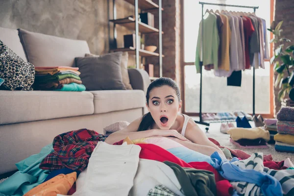 Foto de la señora bastante disgustada quedarse en casa cuarentena mintiendo muchas cosas de ropa pila piso armario recoger seleccionar fecha mirada traje confundido no tienen nada que llevar sala de estar en el interior —  Fotos de Stock