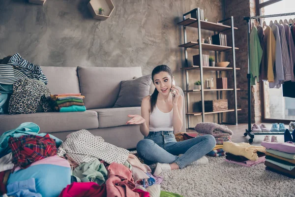 Retrato dela ela agradável atraente muito elegante menina sentada no chão bagunçado quarto vendendo coisas diferentes tamanho tomada varejo cliente chamando moderno loft tijolo industrial interior apartamento — Fotografia de Stock