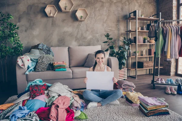 Retrato de ella, ella agradable chica alegre atractiva sentada en el suelo sosteniendo en la mano la tabla blanca dando tareas de taller el hogar cosas domésticas orden en el apartamento interior industrial loft moderno —  Fotos de Stock