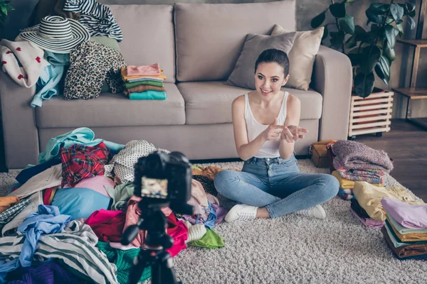 Portré róla ő szép vonzó vidám vidám lány ül a padlón elmagyarázza, hogy-to-list házimunka házimunka házimunka felvétel online internetes video a házban lakás lakás lakás beltéri — Stock Fotó