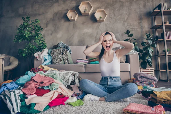 Largura completa foto frustrado shopaholic chica comprar ropa preparar día de San Valentín fecha no tienen idea de lo que el desgaste toque manos cabeza grito sentarse piso alfombra piernas cruzadas en casa en el interior —  Fotos de Stock