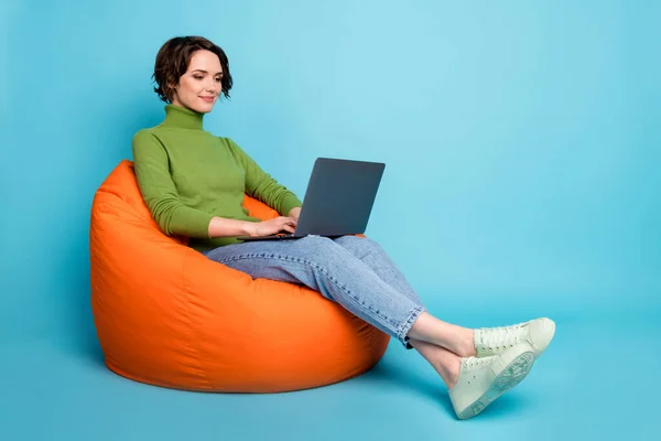벤치 의자에 앉아 있는 사람들의 전체 신체 프로필 사진은 컴퓨터 검색 정보를 사용하여 녹색 캐주얼 스타일의 스웨터를 입고 있다. — 스톡 사진