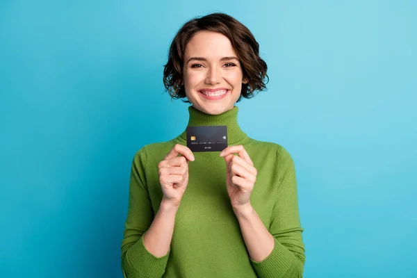 Portret pozytywnej dziewczyny posiadają kartę kredytową cieszyć się łatwą płatność systemu bankowego zużycie upadek styl sweter izolowany na tle niebieskiego koloru — Zdjęcie stockowe