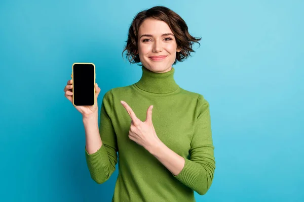 Retrato de chica positiva promotor dedo índice dedo smartphone aconseja decidir elegir la tecnología de retroalimentación desgaste buen aspecto suéter aislado color azul fondo —  Fotos de Stock