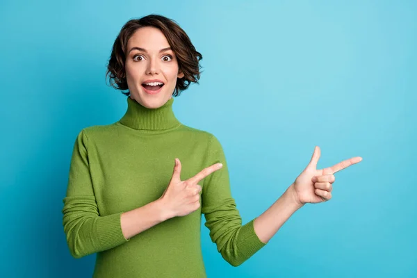 Retrato de menina surpreso promotor ponto dedo copyspace indicador incrível anúncio promo impressionado desgaste bom olhar suéter isolado sobre fundo de cor azul — Fotografia de Stock