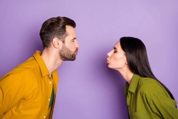 Close-up profiel foto van dame guy paar ogen gesloten bezoek blind date service eerste kus tender blow lippen wachten contact dragen shirts broek geïsoleerde paarse kleur achtergrond — Stockfoto