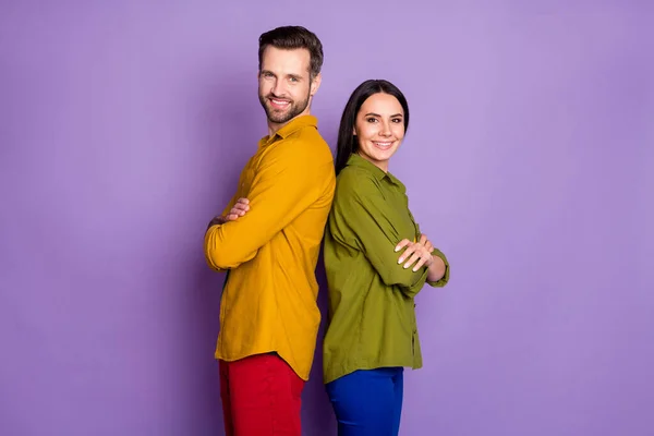 Profilfoto cool Dame schöner Kerl stehen Rücken an Rücken Arme gekreuzt zuversichtlich Partner Team zahm lächelnd tragen lässig Hemden Hose Outfit isoliert lila Farbe Hintergrund — Stockfoto