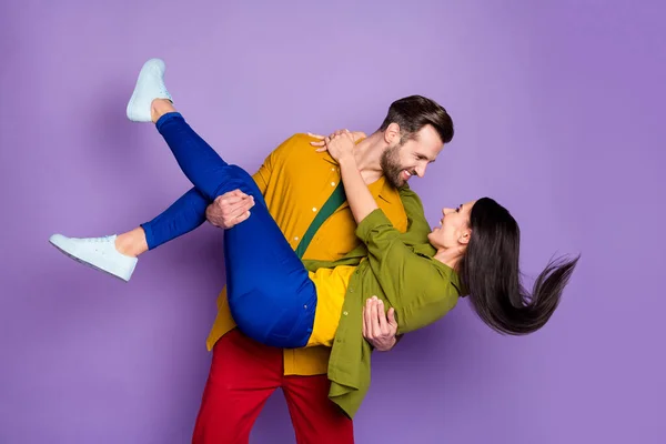 Foto mooi dame knap verloofde man paar dragen vrouw bruid armen speelse trouwdag kijken ogen verleidelijk dragen casual helder shirts broek outfit geïsoleerd paars kleur achtergrond — Stockfoto