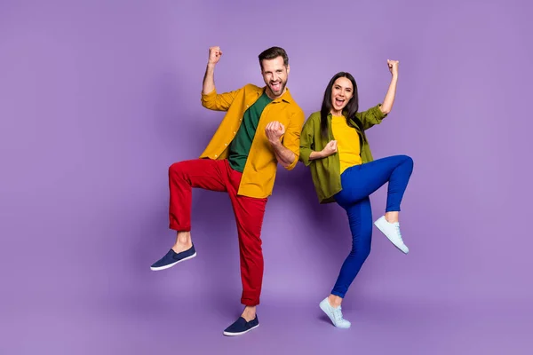 Comprimento total tamanho do corpo vista de seu ele ela agradável atraente muito sortudo alegre feliz casal vencedores dançando regozijo isolado brilhante brilho vívido vibrante lilás violeta roxo cor de fundo — Fotografia de Stock