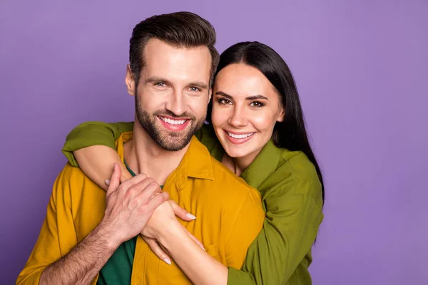 Close-up portret van zijn hij haar zij mooi aantrekkelijk mooi lief voorzichtig vrolijk vrolijk blij paar omarmen dating zorg geïsoleerd op helder levendig glans levendig lila paars kleur achtergrond — Stockfoto