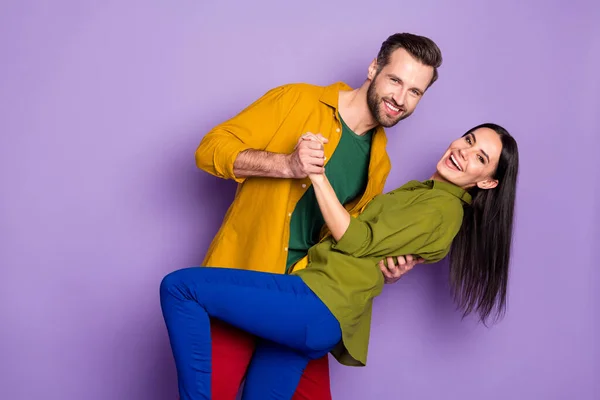 Profilfoto hübsche Dame schöner Kerl Paar umarmt Händchen haben Spaß langsam tanzen gute Laune Quarantäne Zeit tragen lässige Hemden Hosen isoliert lila Farbe Hintergrund — Stockfoto