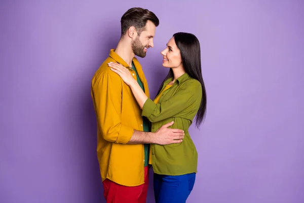 Profiel foto mooie dame knappe man paar knuffelen hand vasthouden negeren sociale afstandeling gaan om te kussen dragen casual shirts kleding geïsoleerde paarse kleur achtergrond — Stockfoto