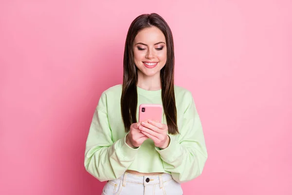 Retrato dela ela agradável atraente muito bonito bonito fofo alegre alegre menina de cabelos castanhos usando o aplicativo de dispositivo digital 5g namoro serviço isolado sobre cor pastel rosa fundo — Fotografia de Stock