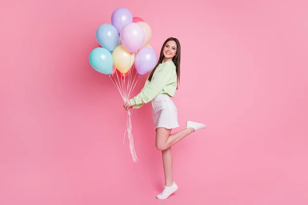 Foto de perfil de tamaño completo de la señora encantadora fiesta de cumpleaños mejor amigo invitado celebrar globos de aire Felicidades desgaste casual verde de la cosecha del jersey jeans mini falda aislado rosa pastel color fondo — Foto de Stock