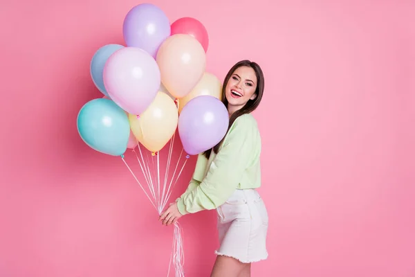 Foto de la encantadora fiesta de cumpleaños de la señora mejor amigo invitado celebrar muchos globos de aire felicitaciones desgaste casual verde de la cosecha pantalones vaqueros mini falda aislado rosa pastel color fondo — Foto de Stock