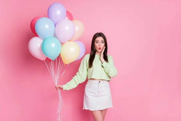 Foto av attraktiva chockad dam vänner ordna överraskning födelsedagsfest många luft ballonger oväntat slitage casual grön gröda pullover jeans mini kjol isolerad rosa pastell färg bakgrund — Stockfoto