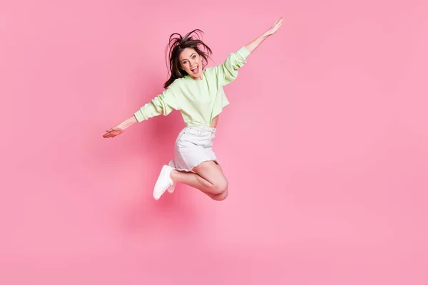 Foto de perfil de tamaño completo de la atractiva señora divertida saltando en alto brazos extendidos como alas volando desgaste casual de la cosecha pullover falda del vientre desnuda zapatos aislados de color pastel rosa fondo — Foto de Stock