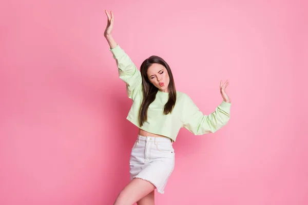 Foto de chica joven divertida funky levantar las manos disfrutar de la música bailar usar ropa de buen aspecto jersey aislado sobre fondo de color pastel — Foto de Stock