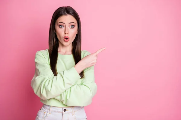 Foto de atraente muito chocado senhora dirigindo dedo lado espaço vazio mostrando preços de venda legal desgaste casual verde colheita camisola pulôver isolado cor rosa fundo — Fotografia de Stock