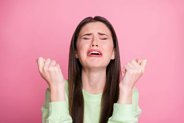 Retrato de menina frustrada ouvir horrível terrível corona vírus notícias têm sentimentos ruins chorar desgaste bom olhar pulôver isolado sobre backgroud cor pastel — Fotografia de Stock