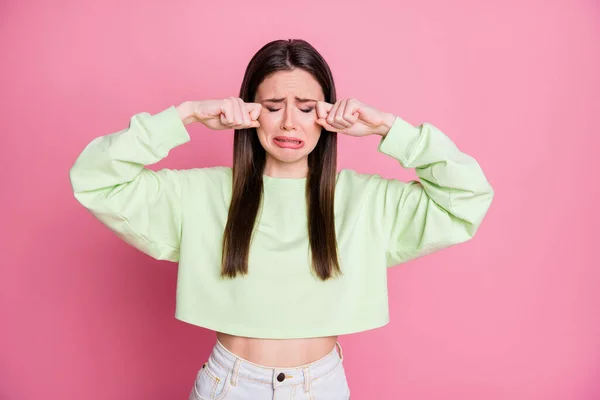 Foto de senhora deprimida desapontado ficar em casa sozinho chorando solidão esfregando lágrimas nos braços olhos usar casual verde colheita camisola pulôver isolado rosa pastel cor fundo — Fotografia de Stock