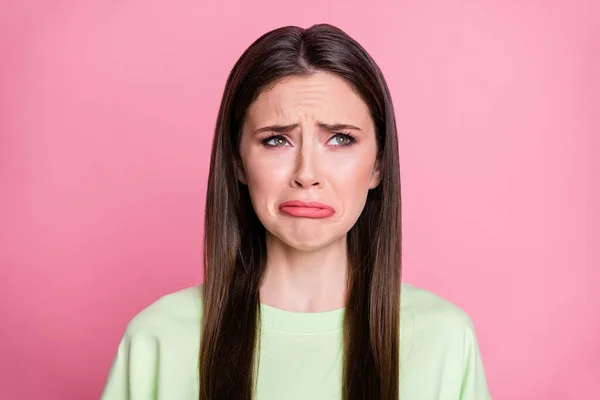 Closeup fotografie depresivní dáma rovné dlouhé účes vypadat náladový zklamaný prázdný prostor pláč zoufalé oblečení ležérní zelená mikina pulovr izolované růžové pastelové barvy pozadí — Stock fotografie