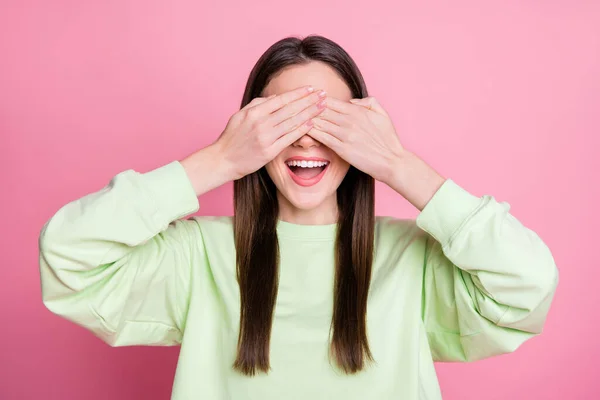 Foto de primer plano de atractiva señora divertida recta largo peinado buen humor cerrar los ojos brazos jugando a las escondidas desgaste casual sudadera verde suéter aislado rosa pastel color fondo — Foto de Stock