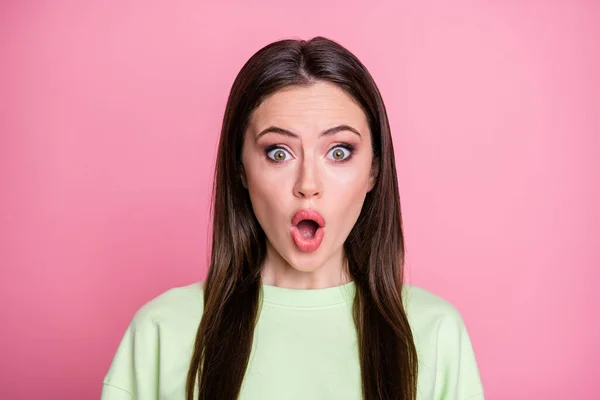 Closeup foto de atraente chocado senhora em linha reta longo penteado boca aberta assistir notícias quarentena continuar a usar casual verde camisola pulôver isolado cor rosa fundo — Fotografia de Stock