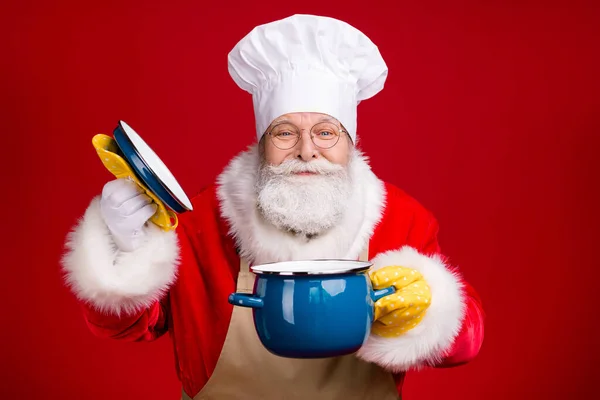 Nahaufnahme Foto von weißen grauen Haaren bärtig Weihnachtsmann offenen Topfdeckel Topf Geruch x-mas Abendessen tragen Kochmütze Schürze isoliert hellen Glanz Farbe Hintergrund — Stockfoto