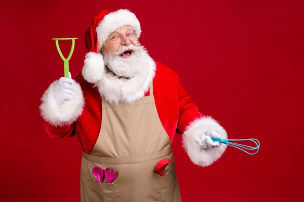 Foto de estilo moderno louco chef santa claus segurar utensílios de cozinha x-mas jantar cozinheiro desgaste vermelho traje headwear avental isolado brilhante brilho cor fundo — Fotografia de Stock