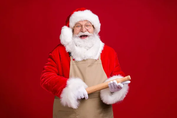 미친 스타일의 현대 수염 산타 클라우스의 사진 압연 핀 x-mas 크리스마스 식사 준비 앞치마를 입고 밝은 밝은 색상 배경을 분리 — 스톡 사진