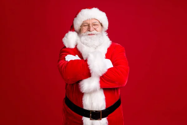 Foto van gekke kerstman cross hands x-mas nieuwjaar evenement viering dragen rood kostuum riem geïsoleerd over heldere glans kleur achtergrond — Stockfoto