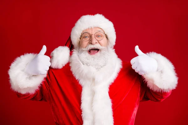 Портрет сумасшедшего фанки Санта Клауса показывают ОК знак X-mas традиции сказочные продажи носить красный костюм белые перчатки изолированы на ярком светлом фоне — стоковое фото