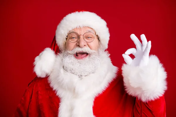 Zamknij zdjęcie pozytywne Santa Claus show okay znak x-mas tradycji sezon rabaty nosić czerwony kostium białe rękawiczki odizolowane jasny połysk kolor tło — Zdjęcie stockowe