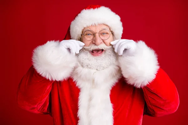 Close-up foto van positieve gekke kerstman raken zijn witte snor x-mas fee sfeer dragen rood kostuum geïsoleerde heldere glans kleur achtergrond — Stockfoto