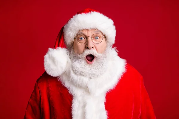 Portret van geschokte kerstman x-mas traditie kortingen dragen rood kostuum geïsoleerd over heldere levendige kleur achtergrond — Stockfoto