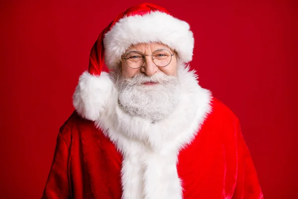 De cerca la foto de aspecto positivo de santa claus en la cámara de desgaste de la cabeza traje rojo aislado sobre brillante brillo de fondo de color —  Fotos de Stock