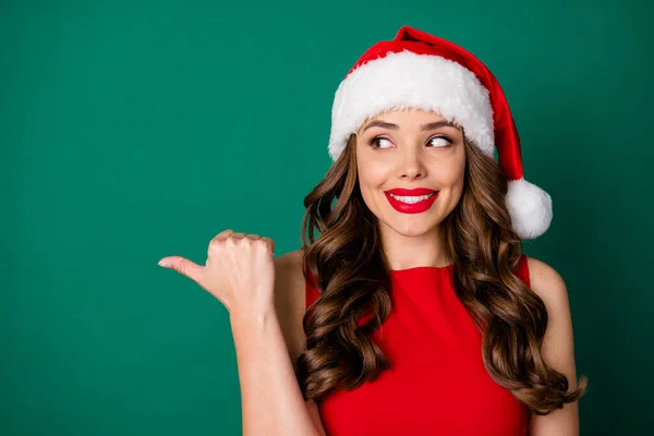 Fotografie roztomilé sladké krásné krásné fantazie dívka v Santa Claus headwear bod palec prst copyspace demonstrovat x-mas víla slevy nosit sukně izolované přes zelenou barvu pozadí — Stock fotografie