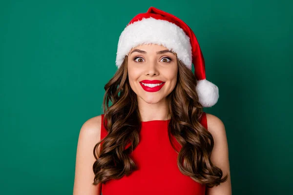 Фото позитивної чарівної красивої дівчини в червоній головній убірці Санта-Клауса насолоджуються x-mas Holly веселий новорічний захід носити гарний вигляд спідниці ізольовані на зеленому кольорі — стокове фото