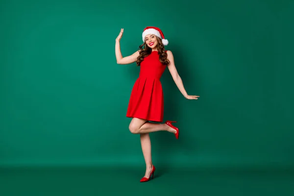 Full size foto positivo sognante splendida ragazza di classe in cappelli Babbo Natale godere x-mas fata magia nuovo anno evento indossare gonna tacchi alti tacchi a spillo isolato colore verde sfondo — Foto Stock