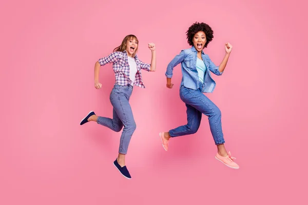 Volle Lange Korpergrosse Ansicht Von Zwei Personen Schon Aussehende Verruckte Schone Charmante Frohliche Frohliche Madchen Halten Hande Jubelnd Partei Isoliert Uber Rosa Pastell Hintergrund Afrika Stilvoll Stock Photo 250882264