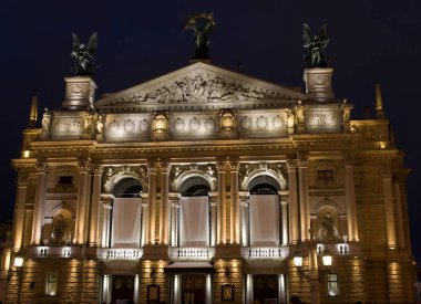 Lviv opera Tiyatrosu akşam. Gece aydınlatma opera ve Balesi sonra Solomiya Krushelnytska adlı ünlü Lviv Ulusal Akademik Tiyatro.