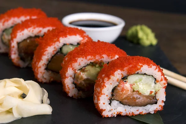 Geleneksel Japon Suşi kayrak çanak üzerinde