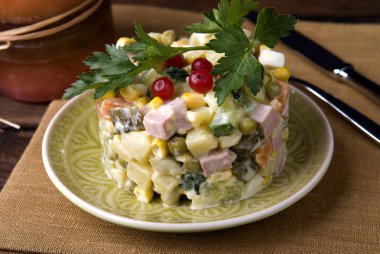 Geleneksel Rus salatası Olivier ve ahşap masa mum