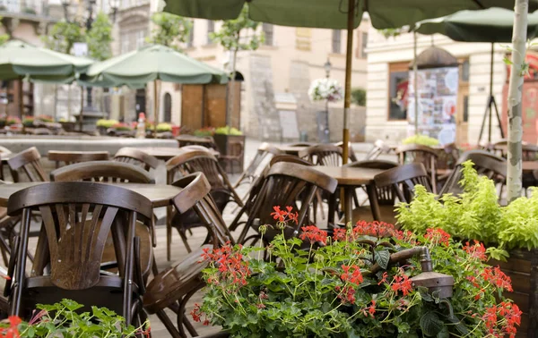 Restoran Kafe Tertutup Dengan Kursi Kayu Ditumpuk Atas Meja Luar — Stok Foto