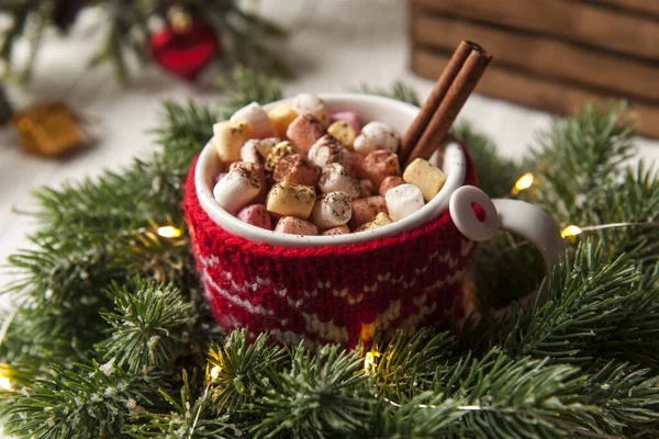 Beker Warme Chocolademelk Met Marshmallows Een Gebreide Rode Kast Warme — Stockfoto