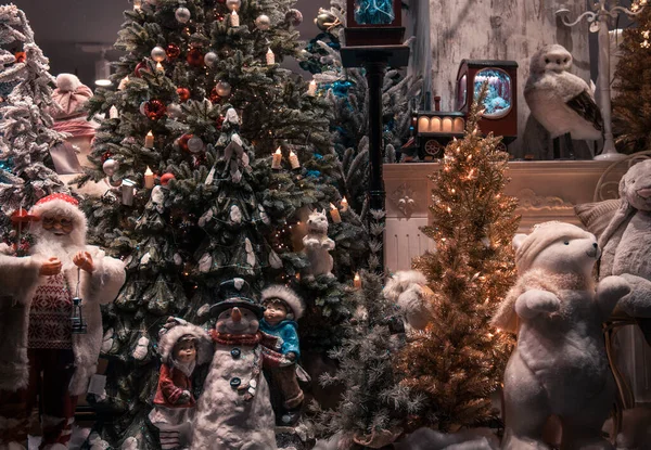 Weihnachtliches Schaufenster Mit Verschiedenen Spielzeugen Vor Dem Hintergrund Der Silvesterdekoration — Stockfoto