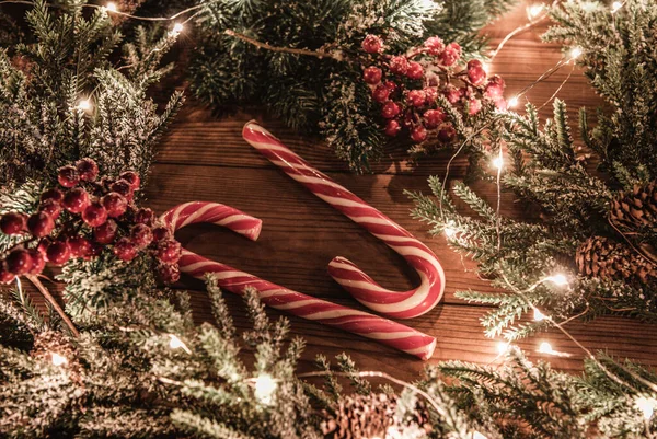 Yılbaşı dekorunun arka planında Noel şekerleri ve böğürtlenler